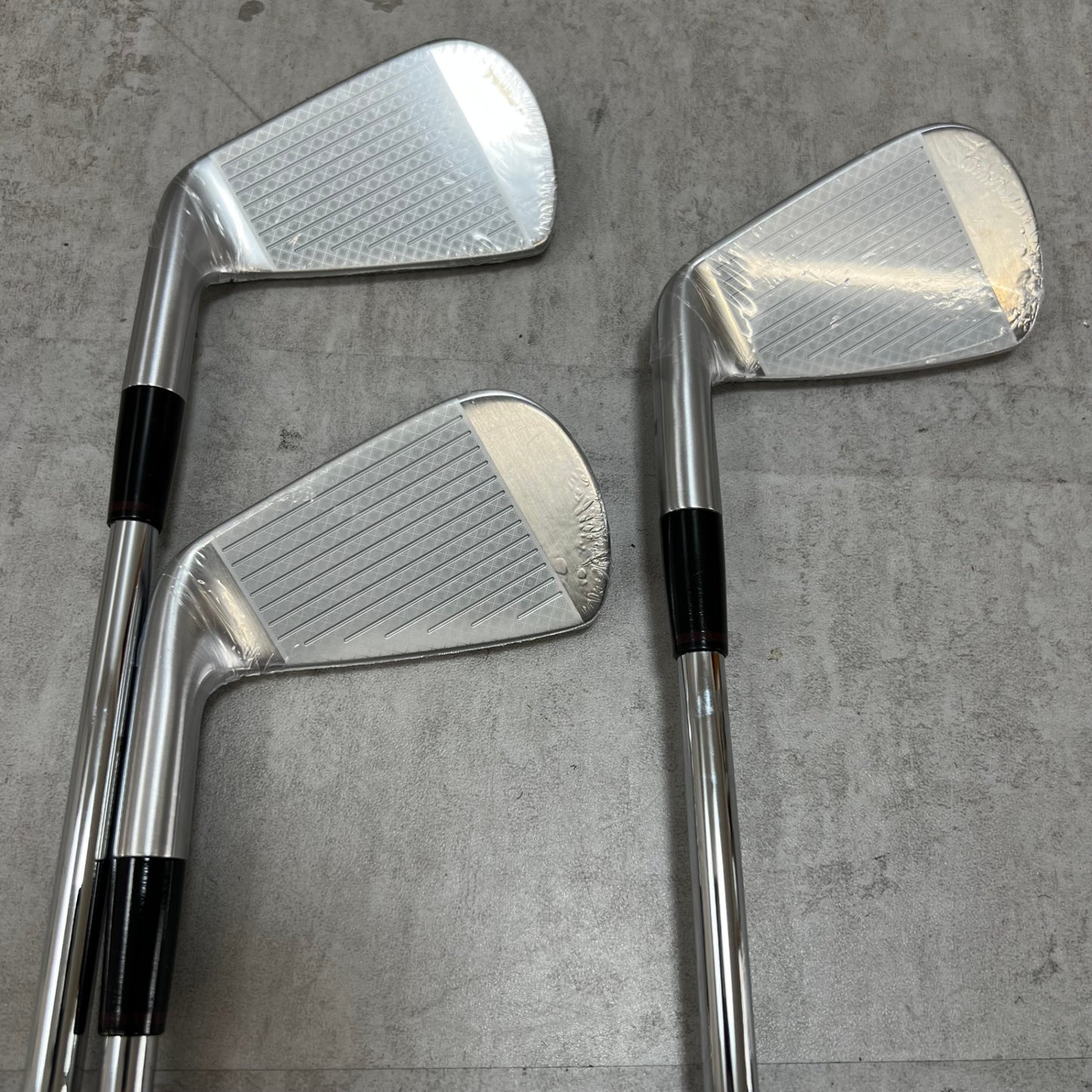 未使用 シュリンク付き オノフ KURO 2024年 メンズゴルフ アイアンセット 5本 S 右利き用 ONOFF