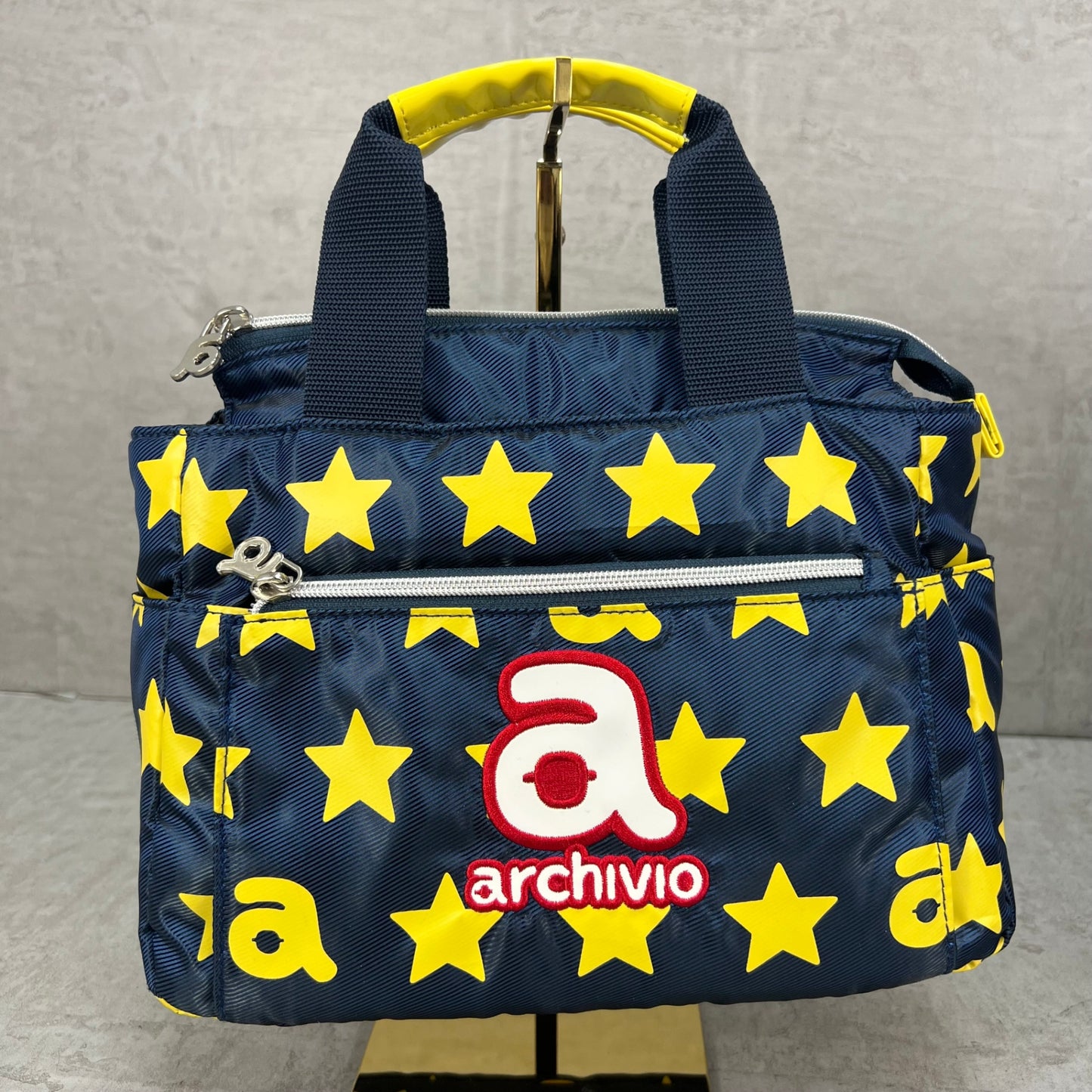 ARCHIVIO　アルチビオ　ゴルフラウンドバッグ　カートバッグ　aロゴワッペン　イエロースター総柄　ネイビーカラーベース　小物入れ