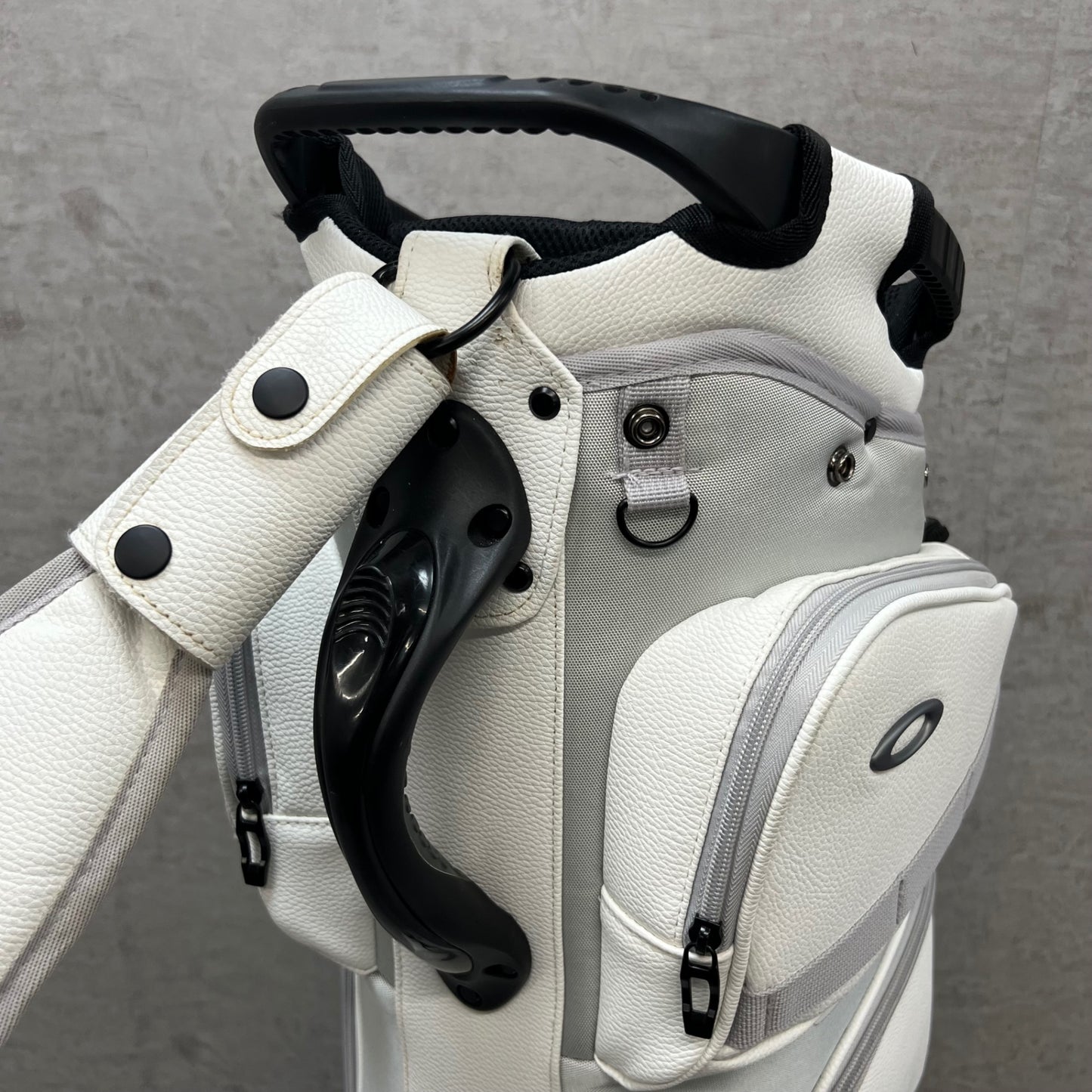 OAKLEY　オークリー	ゴルフ用　キャディバッグ　カート式　約9.5型　5分割　PUレザー　ホワイト　白