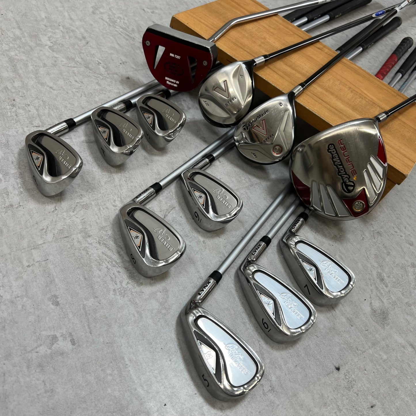 テーラーメイド　オノフ　メンズゴルフ　クラブセット　12本　右利き用　TaylorMade ONOFF