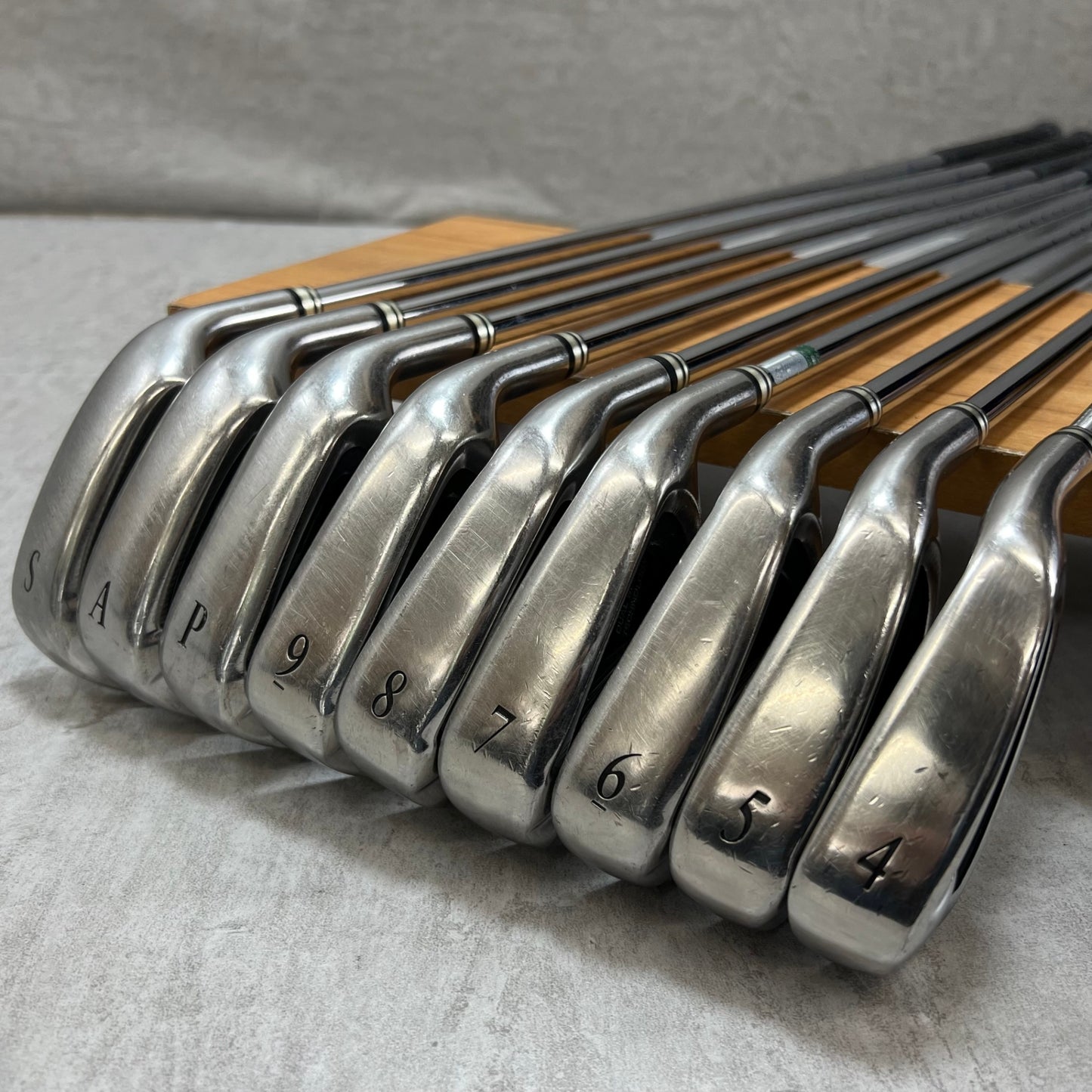 ゼクシオ XXIO 8 8代目 メンズゴルフ　アイアンセット　4番〜SW　9本 右利き用 N.S.PRO 900GH スチール R