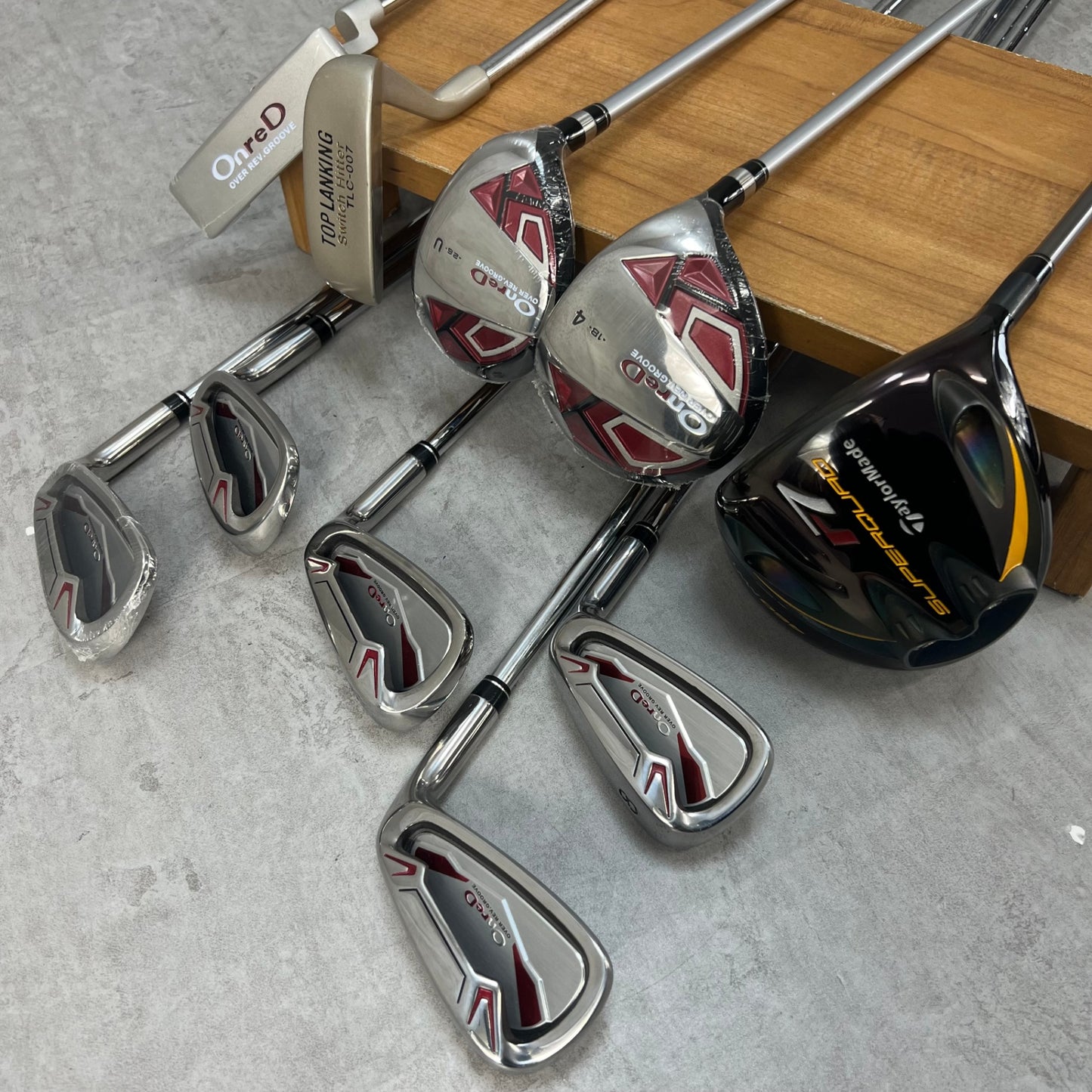 テーラーメイド　オンレッド　メンズゴルフ　クラブセット　10本　右利き用　TaylorMade　Onred