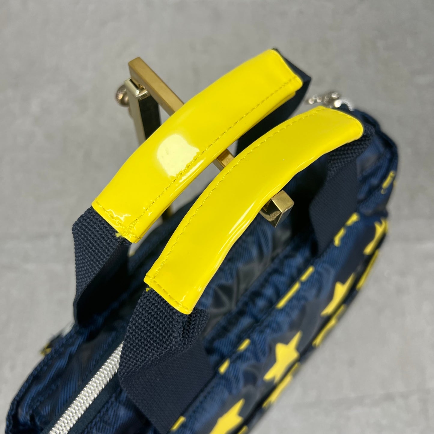 ARCHIVIO　アルチビオ　ゴルフラウンドバッグ　カートバッグ　aロゴワッペン　イエロースター総柄　ネイビーカラーベース　小物入れ