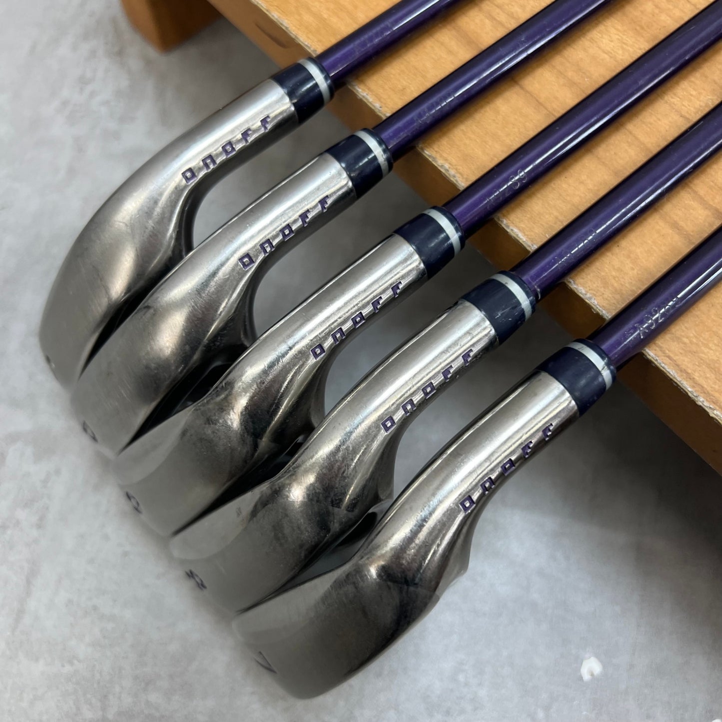 オノフ　2014年　レディースゴルフ　アイアン5本セット　カーボン　L　右利き用　ONOFF