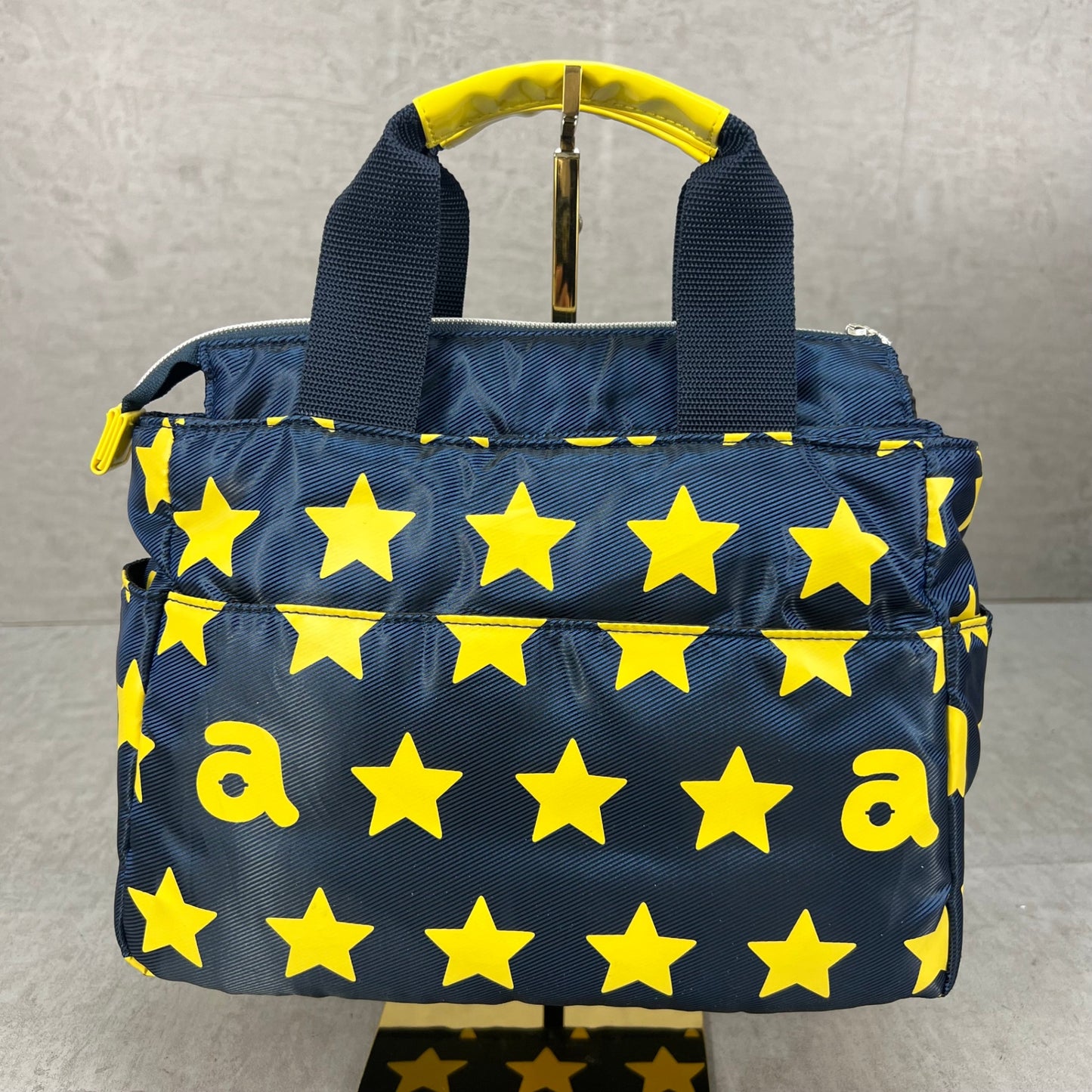 ARCHIVIO　アルチビオ　ゴルフラウンドバッグ　カートバッグ　aロゴワッペン　イエロースター総柄　ネイビーカラーベース　小物入れ