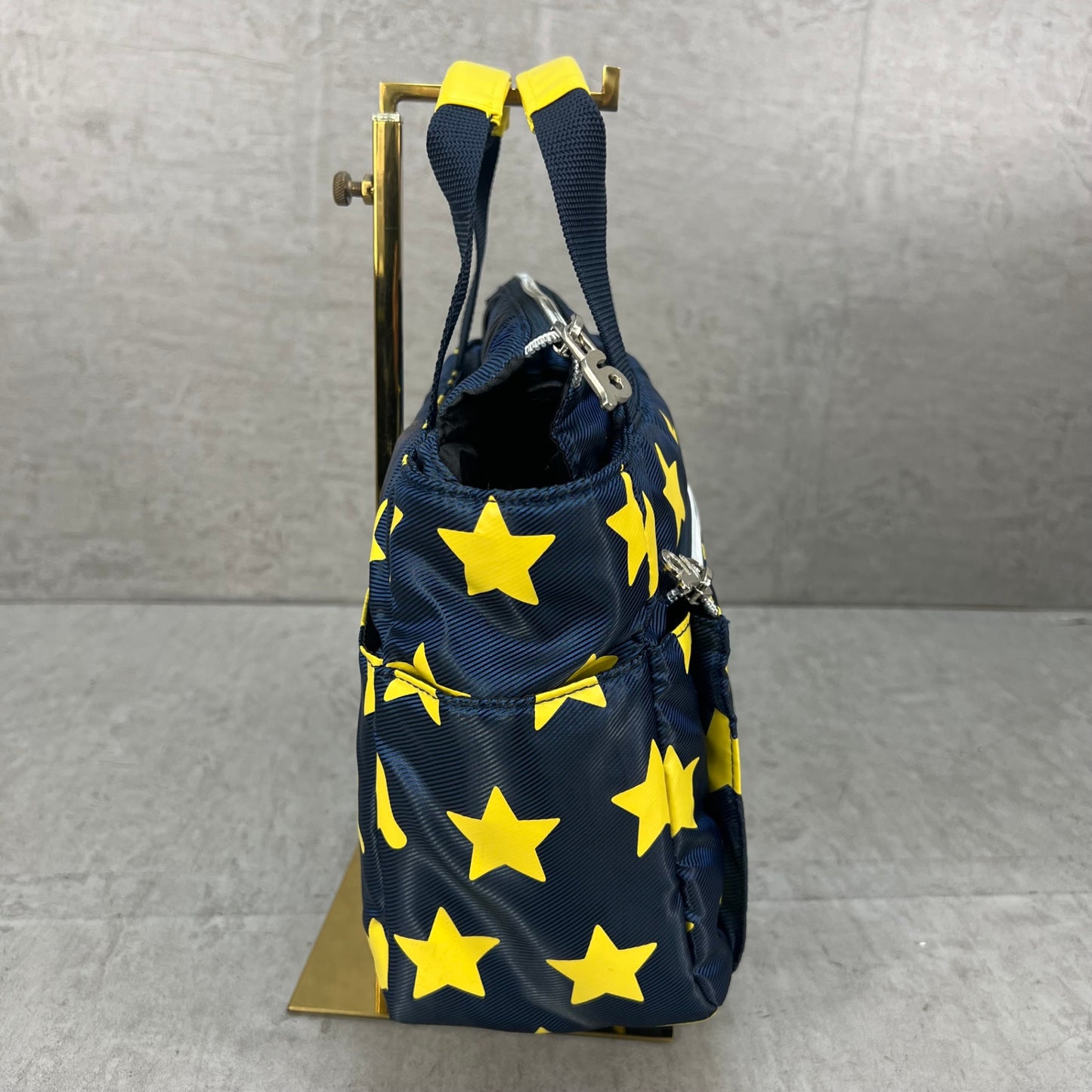 ARCHIVIO　アルチビオ　ゴルフラウンドバッグ　カートバッグ　aロゴワッペン　イエロースター総柄　ネイビーカラーベース　小物入れ
