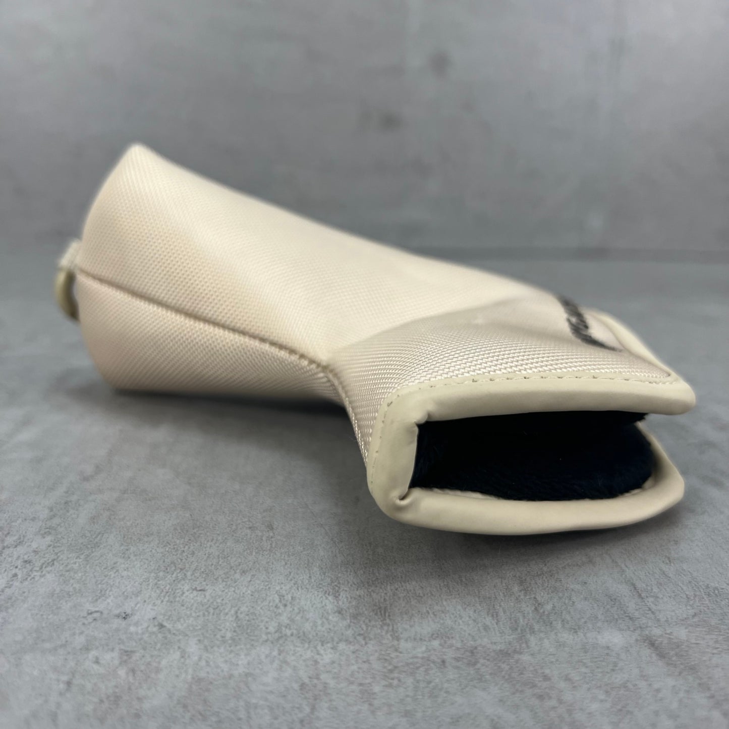 パーリーゲイツ　ゴルフクラブ用ヘッドカバー　パター　ピン型　ベージュ　PEARLY GATES