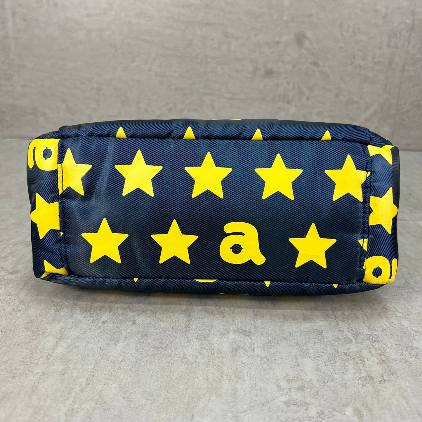 ARCHIVIO　アルチビオ　ゴルフラウンドバッグ　カートバッグ　aロゴワッペン　イエロースター総柄　ネイビーカラーベース　小物入れ