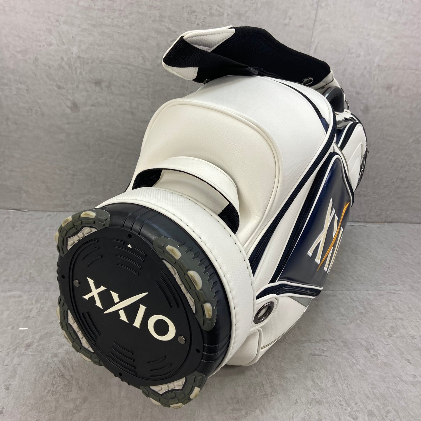 古閑美保直筆サイン入り　ゼクシオ　ゴルフ用品　カート式　キャディバッグ　約9型　PUレザー　エナメル　XXIO